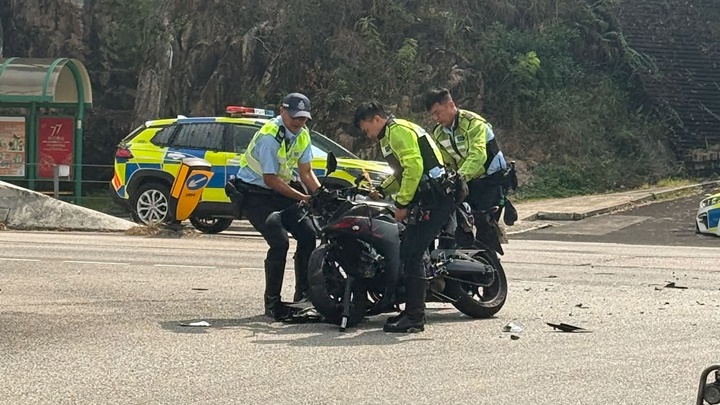 警員將肇事電單車移開。網圖