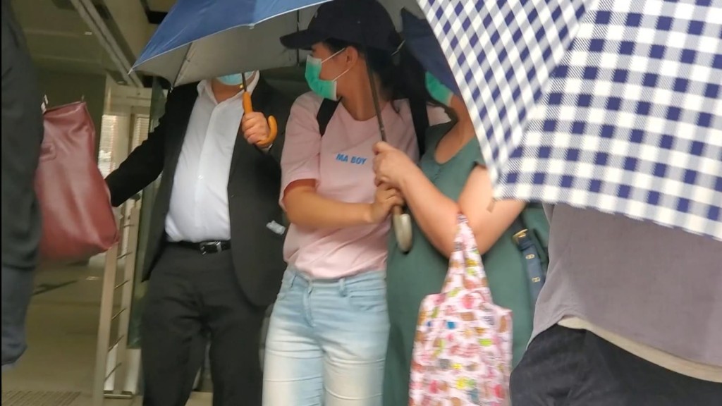 女被告郭美均(粉色衫者)。