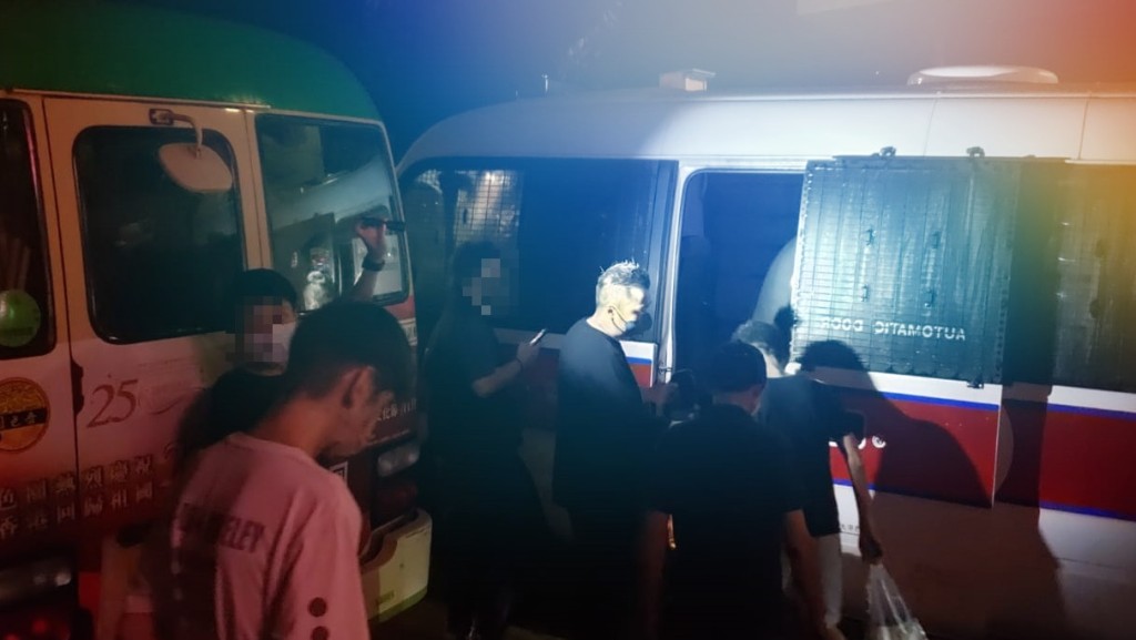 警方在行動中拘捕一批男女。