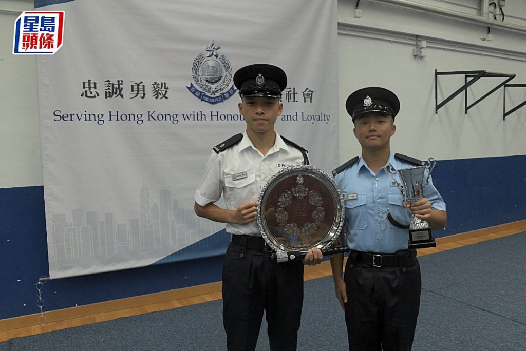 谭钧铠（左）与吴志霖成最佳结业督察和警员。杨伟亨摄