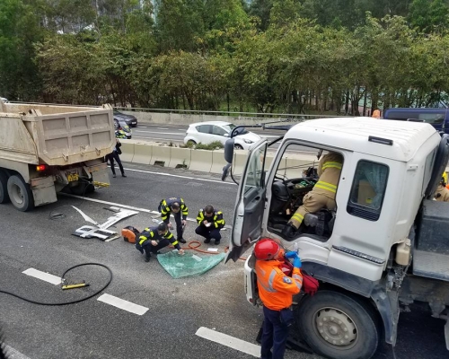 一輛泥頭車的車頭嚴重損毀。香港交通突發報料區圖片