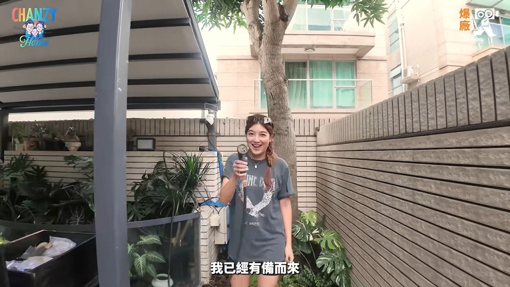 單文柔手持水喉笑言:「我已經有備而來。」 單文柔手持水喉笑言:「我已經有備而來。」