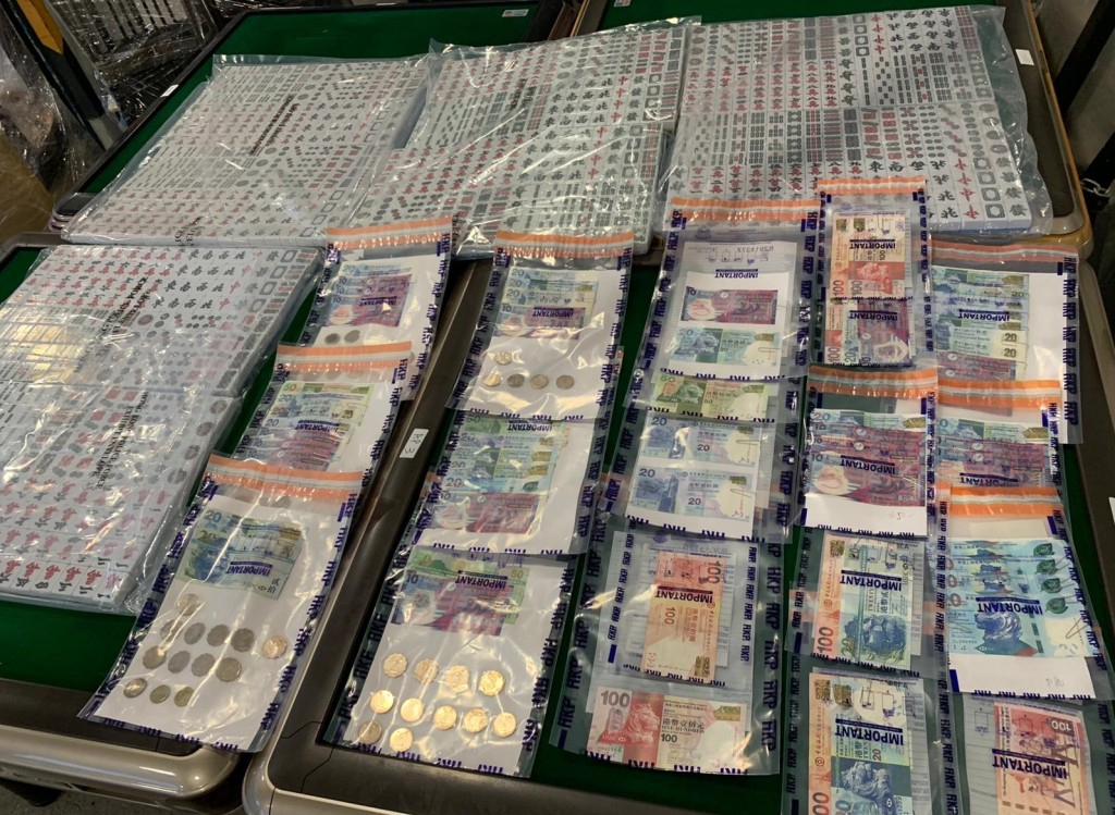 行動中部分檢獲的證物及部分被捕人士。警方圖片