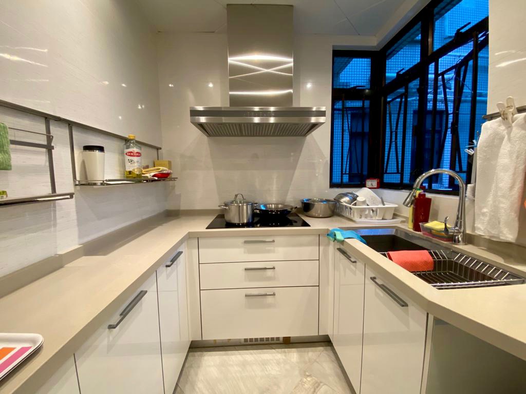 廚房設U形工作枱，方便下廚備餐。