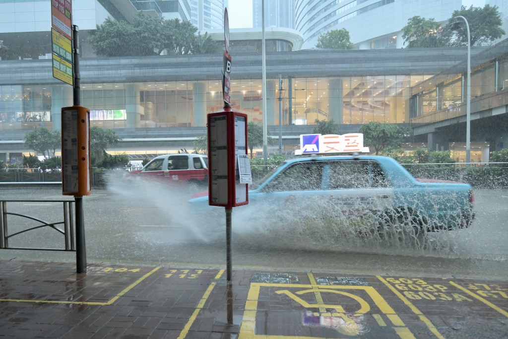 天文台于5时再发特别提示，指未来一两小时香港广泛地区可能受大雨影响，市民应提高警觉。资料图片