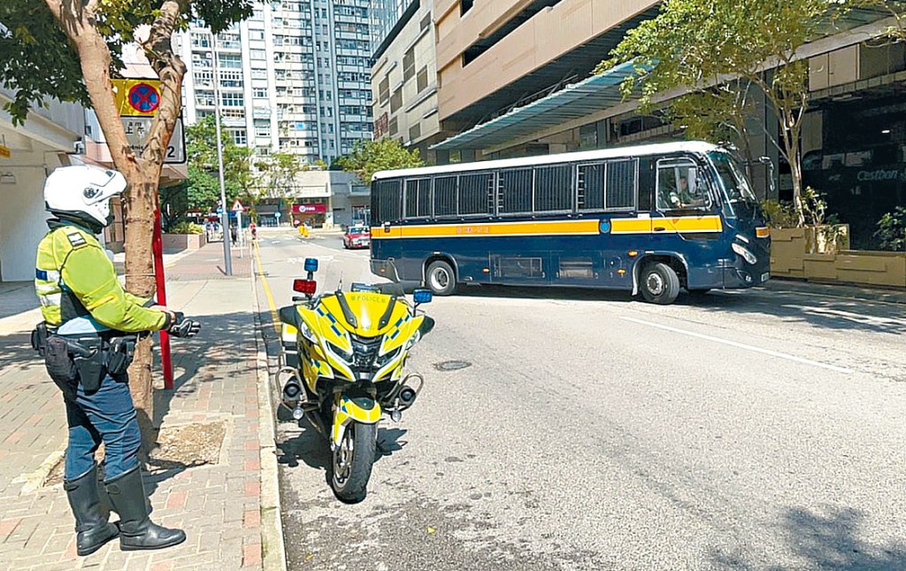 囚車右邊車頭輕微損毀。