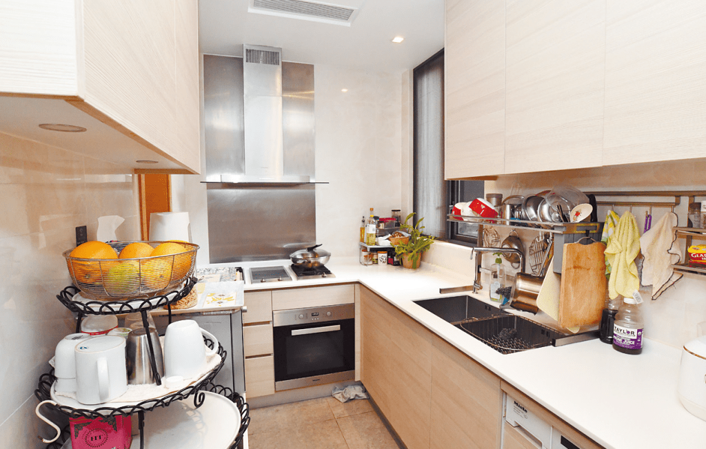 厨房设有浅木色橱柜、厨电及双锌盘，让住户可一展厨艺。