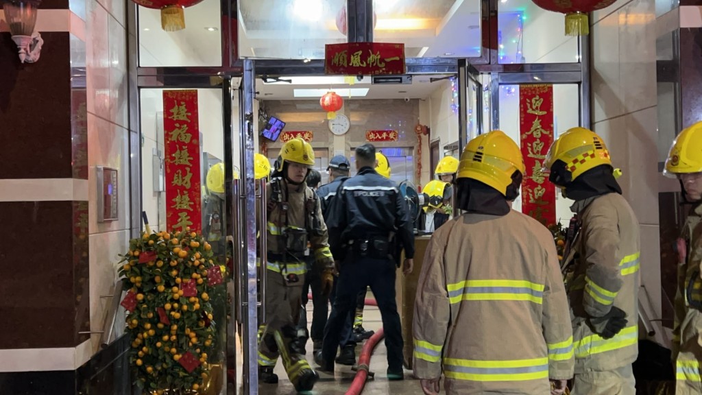 消防人員趕抵現場後，開動一條喉並派出一隊煙帽隊入內灌救，迅速將火勢控制並撲滅。蔡楚輝攝