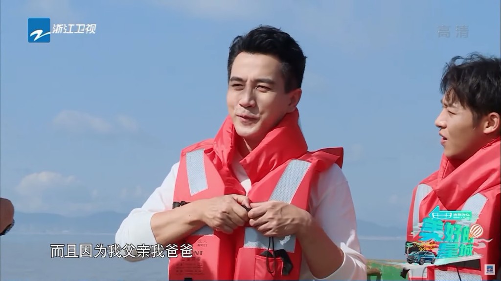 笑容僵硬。
