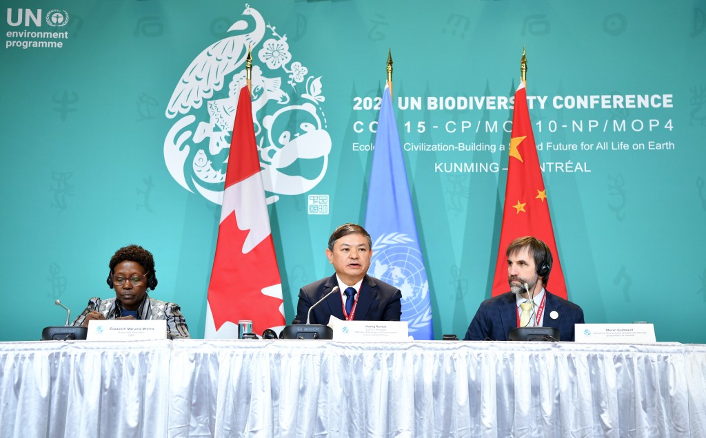 中國生態環境部部長黃潤秋（中）在COP15第二階段高級別會議結束後的新聞發佈會上講話。新華社