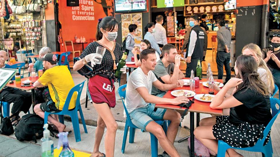 曼谷一間酒吧外國遊客座無虛席。 美聯社