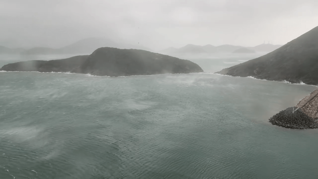 有網民在船上影到海面波濤洶湧 有網民在船上影到海面波濤洶湧