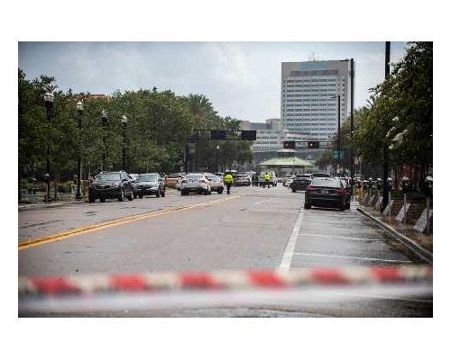 警方呼籲民眾不要靠近案發現場Jacksonville Landing區域。AP