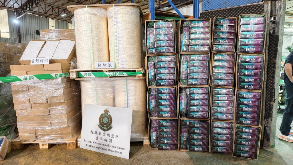 海關檢獲約31.92公噸製成煙草、約123萬支懷疑私煙、私煙原材料以及製煙生產線相關機器,估計市值約2.2億元。黃文威攝 海關檢獲約31.92公噸製成煙草、約123萬支懷疑私煙、私煙原材料以及製煙生產線相關機器,估計市值約2.2億元。黃文威攝