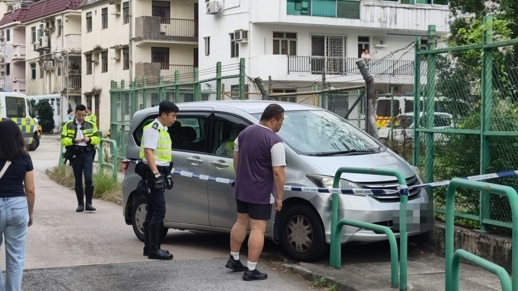 私家車失控撞欄翻側。黃文威攝 私家車失控撞欄翻側。黃文威攝