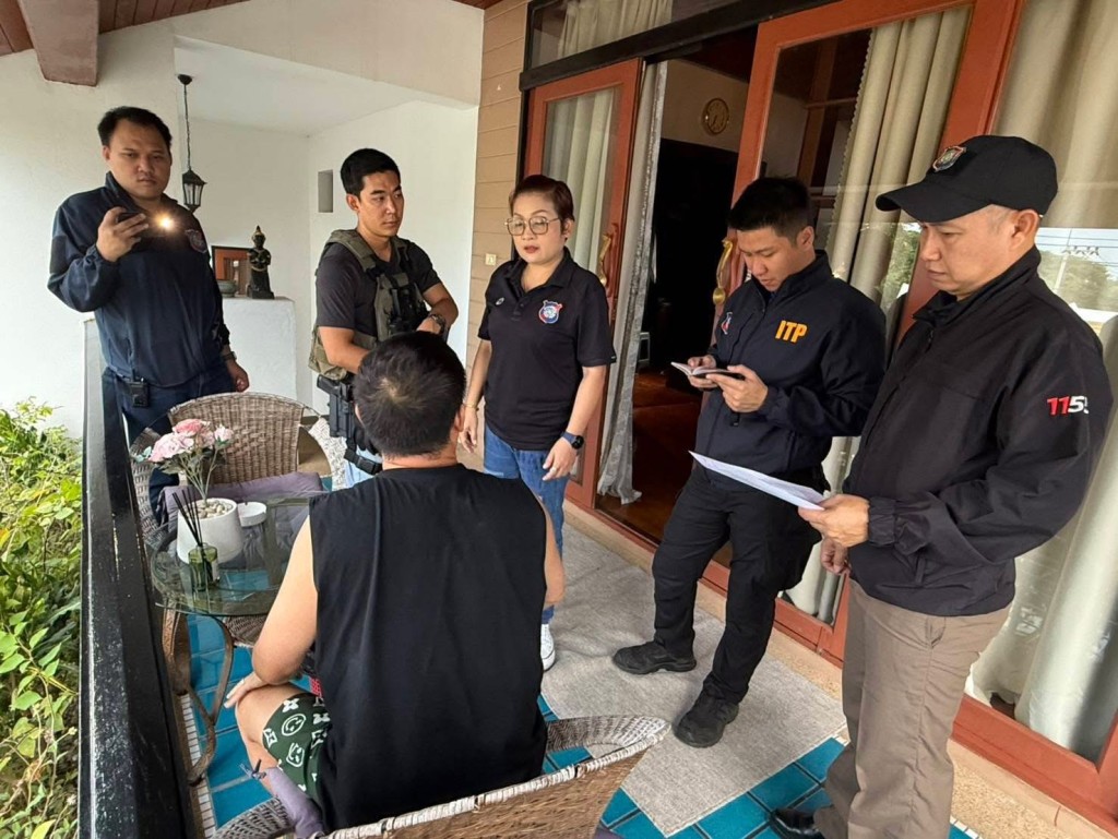 警員包圍劉豐問話。 facebook / บิ๊กเกรียน