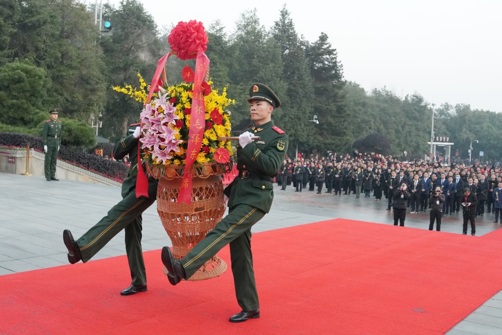 大批民眾26日到湖南韶山向毛澤東銅像廣場，紀念毛誕辰132周年。中新社