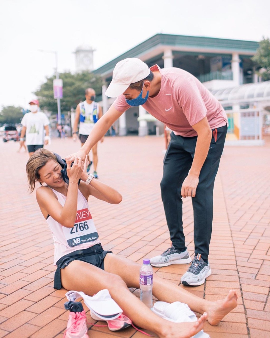 洪永城細心為女友抹汗。