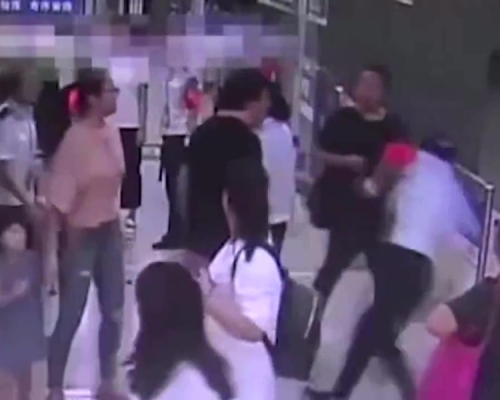 謝男出手推撞女安檢員。(網圖)