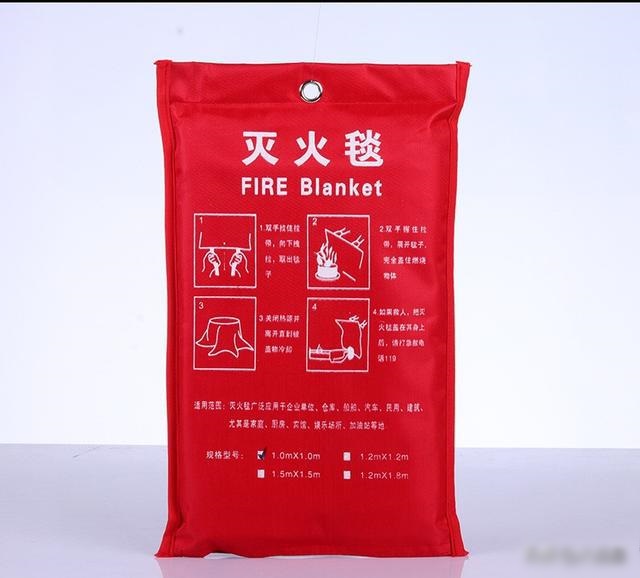 应急包内的灭火毯。互联网图片