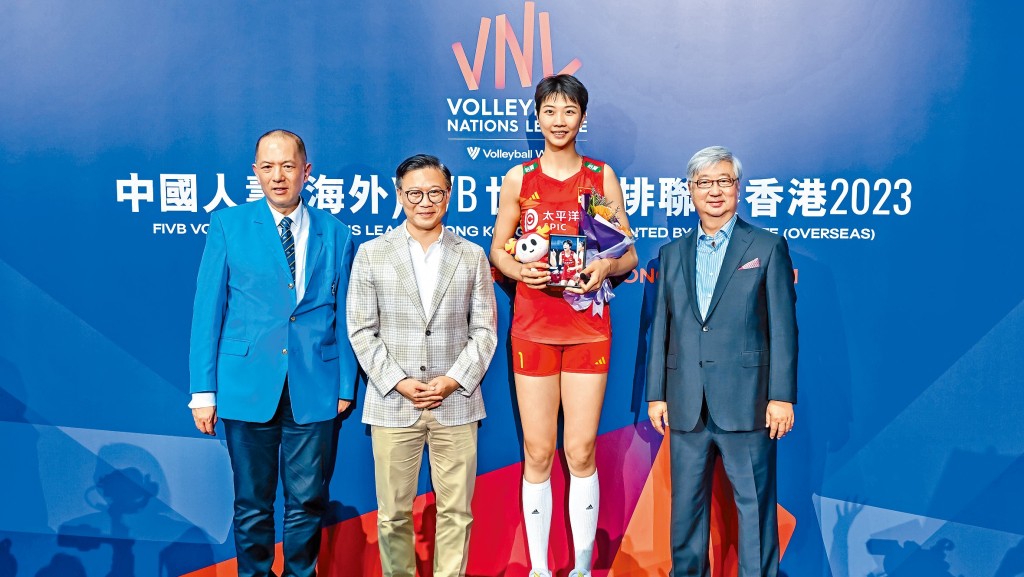 律政司副司長張國鈞（左二）、馬會董事楊紹信博士（右一）以及香港排球總會會長吳守基（左一）頒發紀念品給中國隊最受歡迎球員—袁心玥（右二）。