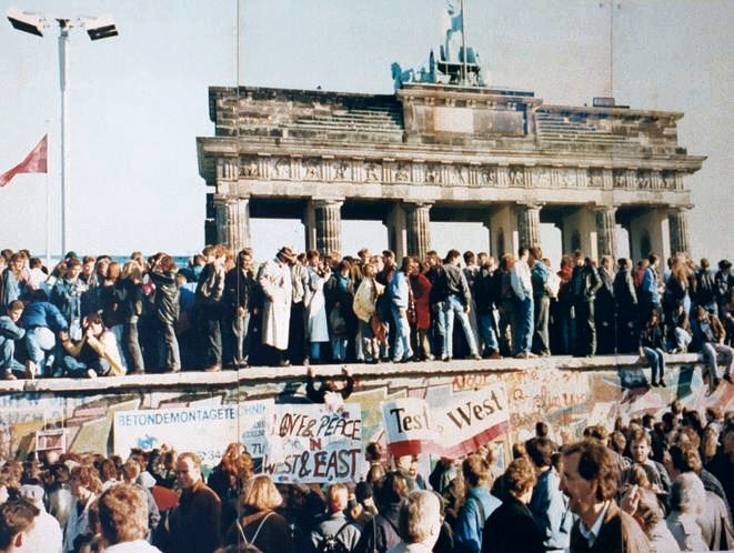 1989年11月9日，柏林圍牆倒塌