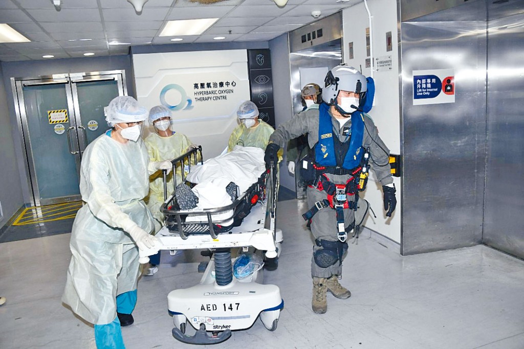 政府飛行服務隊將墮崖事主救起送院。