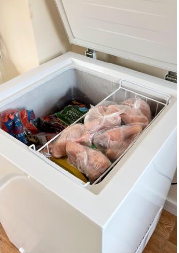 冷冻柜密封性极佳，柜门一旦关上便难以从内部开启，导致两人受困其中，最终因缺氧窒息。Alamy 示意图