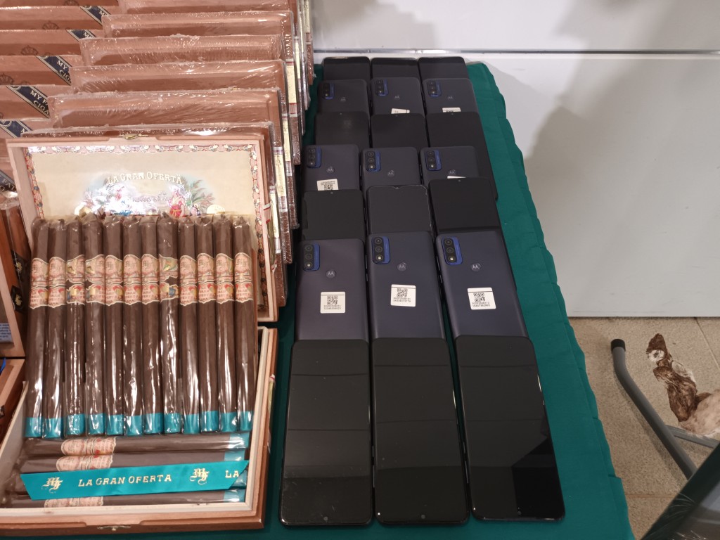海關在內河船上檢獲雪茄等煙草製品、懷疑受管制魚翅、藥劑製品、電話等,市值逾1300萬元。 海關在內河船上檢獲雪茄等煙草製品、懷疑受管制魚翅、藥劑製品、電話等,市值逾1300萬元。