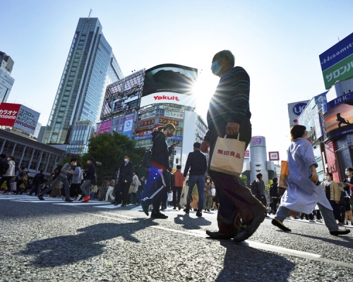 日本共同社報道，當地感染人數急速上升的勢頭持續，令第四波疫情爆發的可能性增加。AP圖片