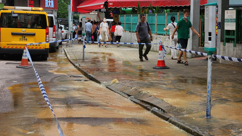 葵涌水管爆裂 地磚拱起黃泥水湧出馬路