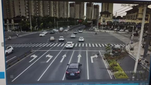 私家車從後輾過「電雞」，致車上2孩童死亡母親雙腳折斷。抖音