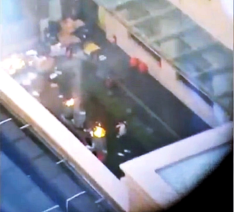 領事館職員懷疑燒文件。網上圖片