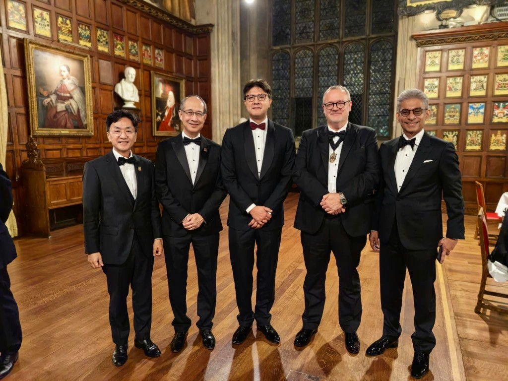 毛樂禮資深大律師（左三）、LAWASIA會長Teong Liang Yap（左二）、英聯邦律師協會（Commonwealth Lawyers Association）會長Steven Thiru（右一）與其他嘉賓在正式晚宴上合照。
