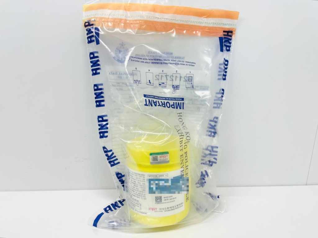 警方檢獲用作注射美容針的工具及其他懷疑含有第一部毒藥的美容產品。 警方檢獲用作注射美容針的工具及其他懷疑含有第一部毒藥的美容產品。