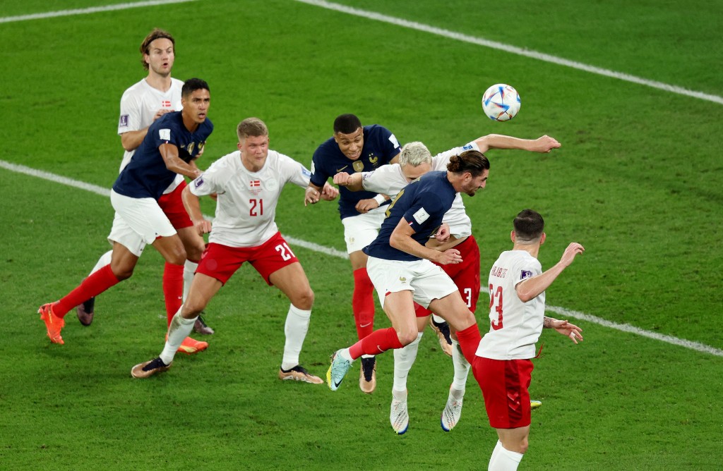法国中场拉比奥特(右二)头球攻门被丹麦门将卡斯柏舒米高扑出。REUTERS