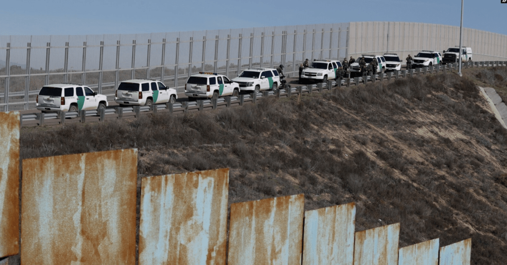 警方在美墨边境堵截非法移民。美联社