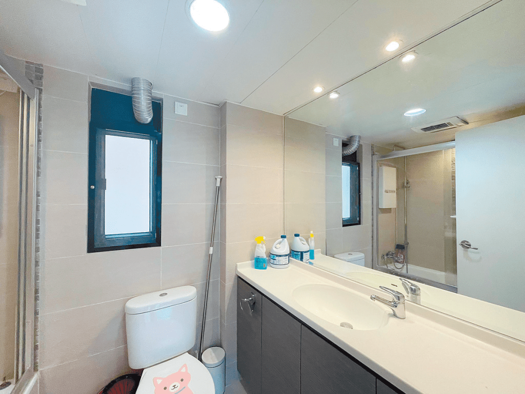浴室中保養甚佳，更特設浴室鏡，空間感大倍增。