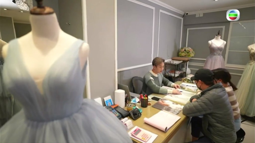 现时41岁的涂家尧是一名婚纱销售员。