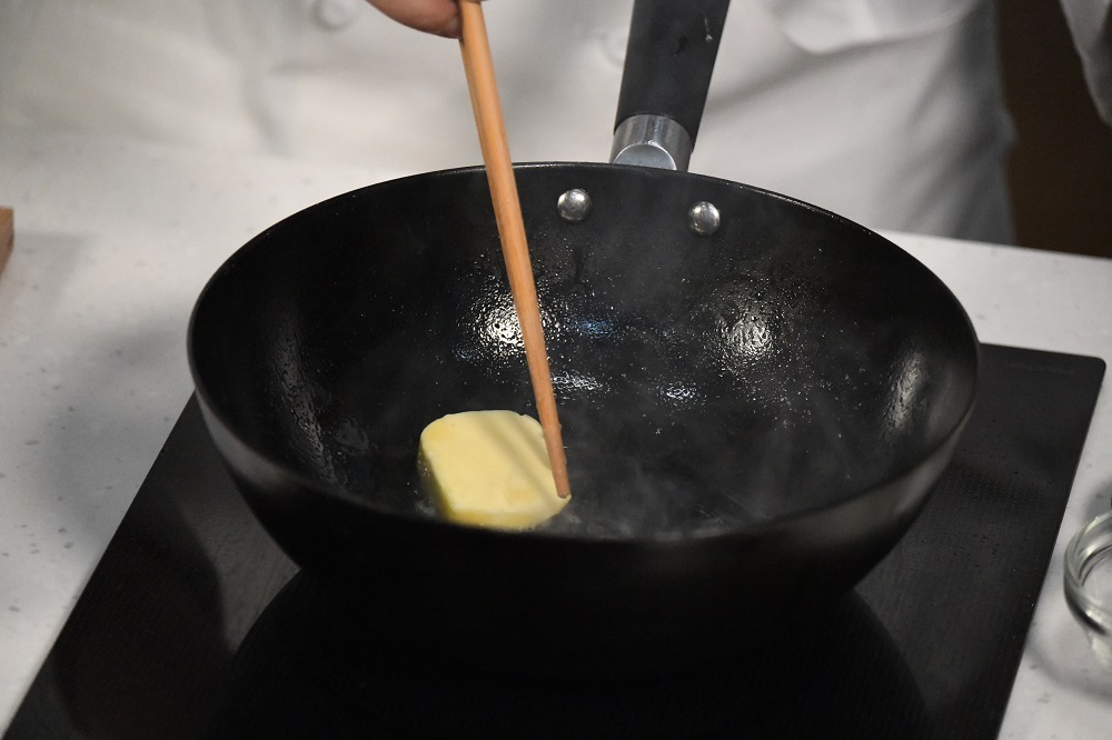 牛油以慢火煮融。 牛油以慢火煮融。