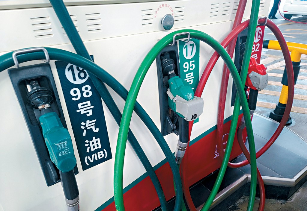 「港車北上」亦帶來「北上入油」熱潮，令本港油站生意近年大受影響。