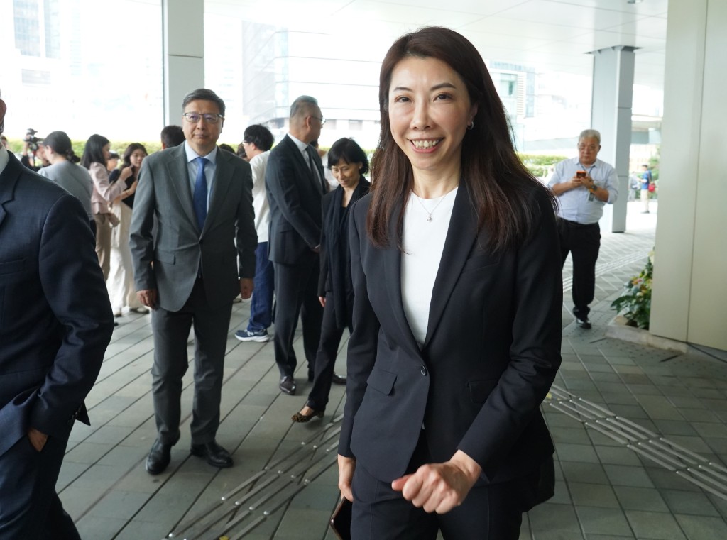她希望結合在地區服務經驗,和法律服務專業精神服務市民。 她希望結合在地區服務經驗,和法律服務專業精神服務市民。