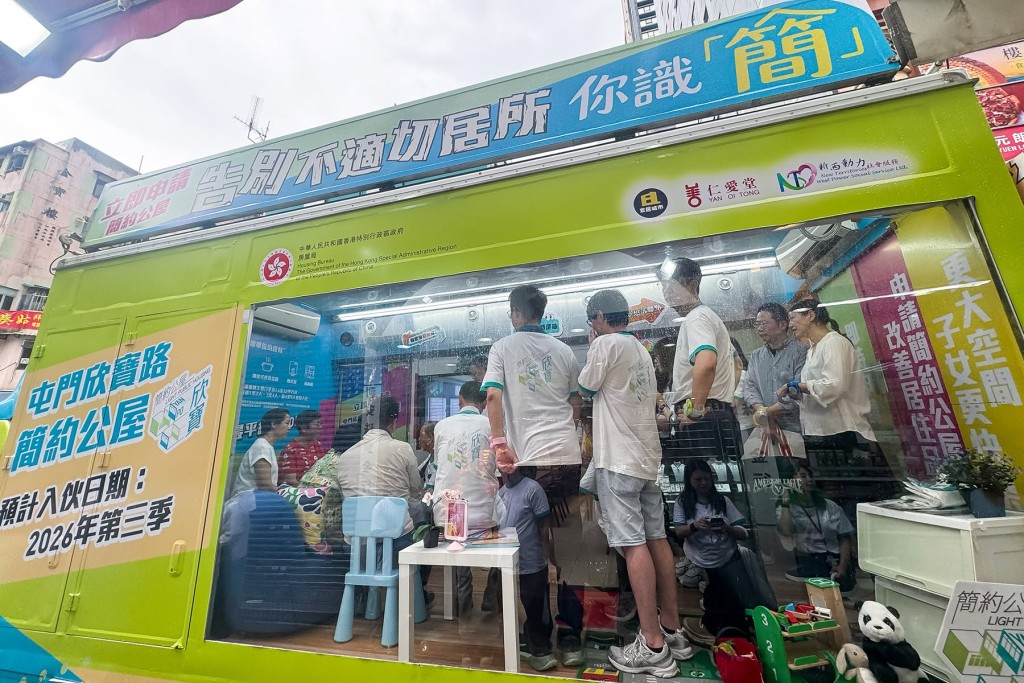 何永賢上周六前往元朗了解簡約公屋屯門欣寶路項目的流動宣傳車運作。何永賢FB圖片 何永賢上周六前往元朗了解簡約公屋屯門欣寶路項目的流動宣傳車運作。何永賢FB圖片