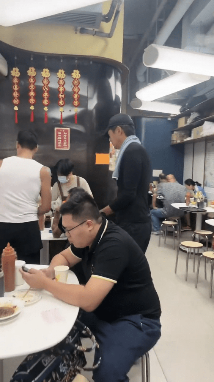 當時侍應姐姐還在執枱。
