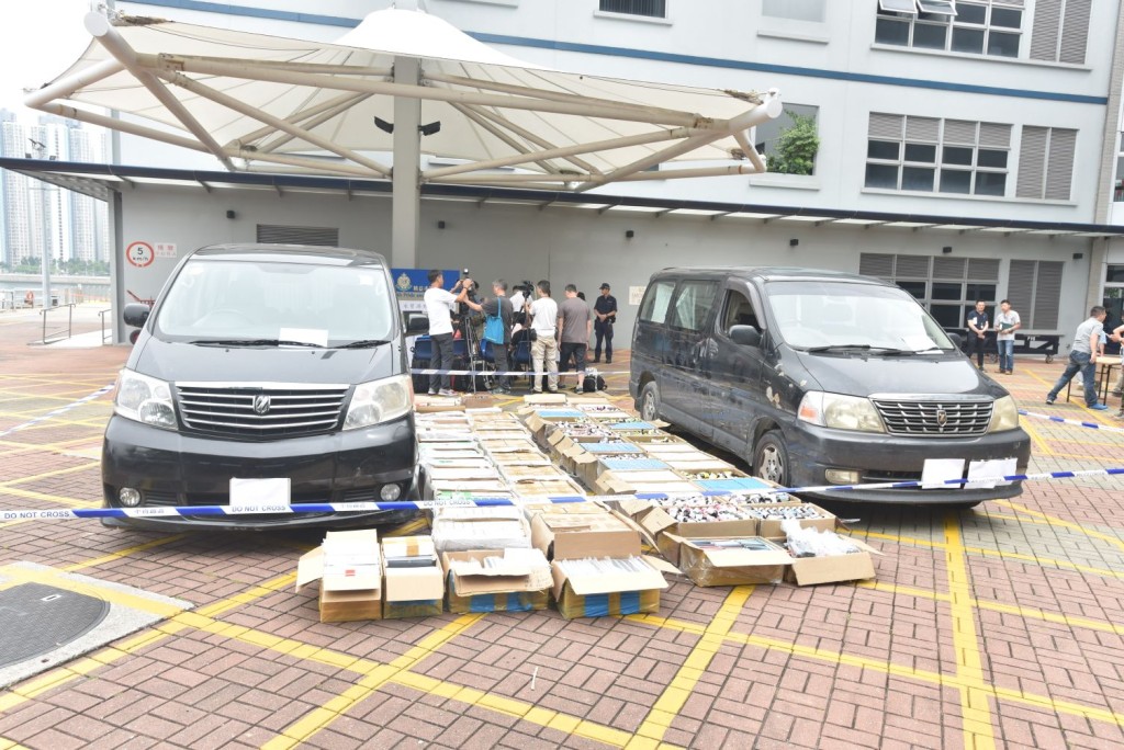 行動中，共檢獲總值10萬的兩部七人車、22箱電子產品及41箱咳藥水。楊偉亨攝