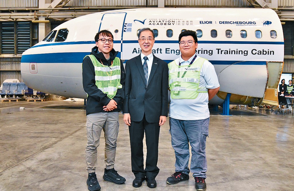 香港航空學院開辦機艙總裝課程。左起楊偉聰、曾煜本及何峻瑋。