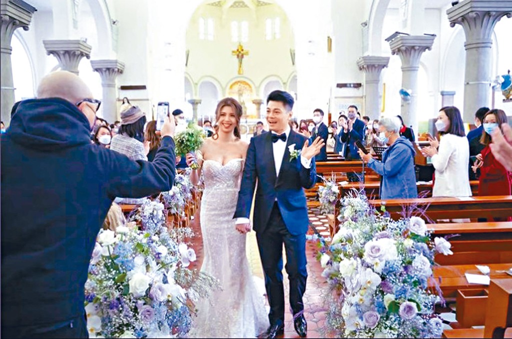 ■張秀文日前與金融才俊王大權結婚，趕及在聖誕前榮升人妻。