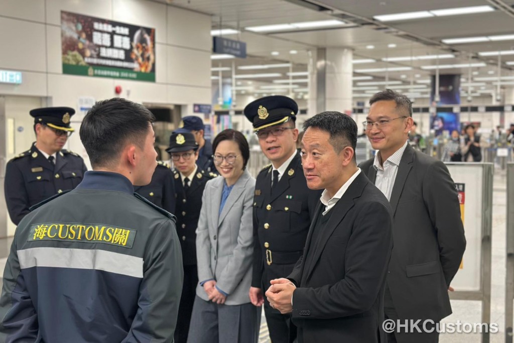 陳子達（右前)由黃蕙荃（中)陪同到各口岸巡視。海關fb