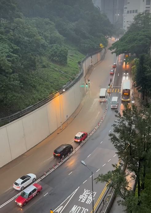 薄扶林道水浸，車輛涉水而過。fb西環變幻時影片截圖