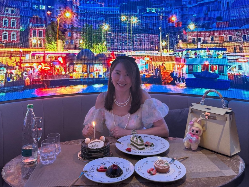 郭可盈的大家姐保養得很好。 郭可盈的大家姐保養得很好。